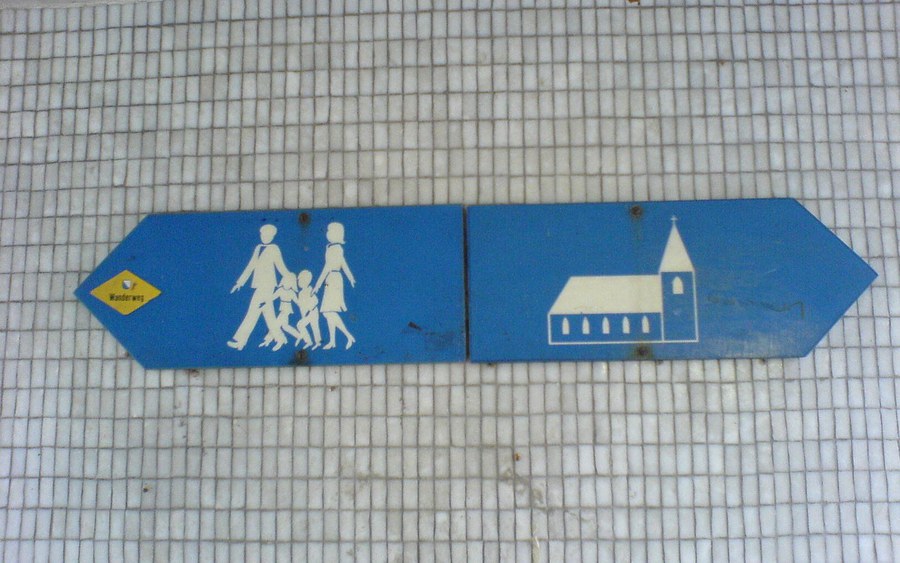 Familienwandern und Kirche.JPG