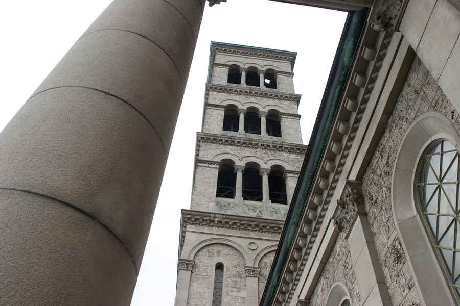 Turm der Liebfrauenkirche im Zentrum Zürichs