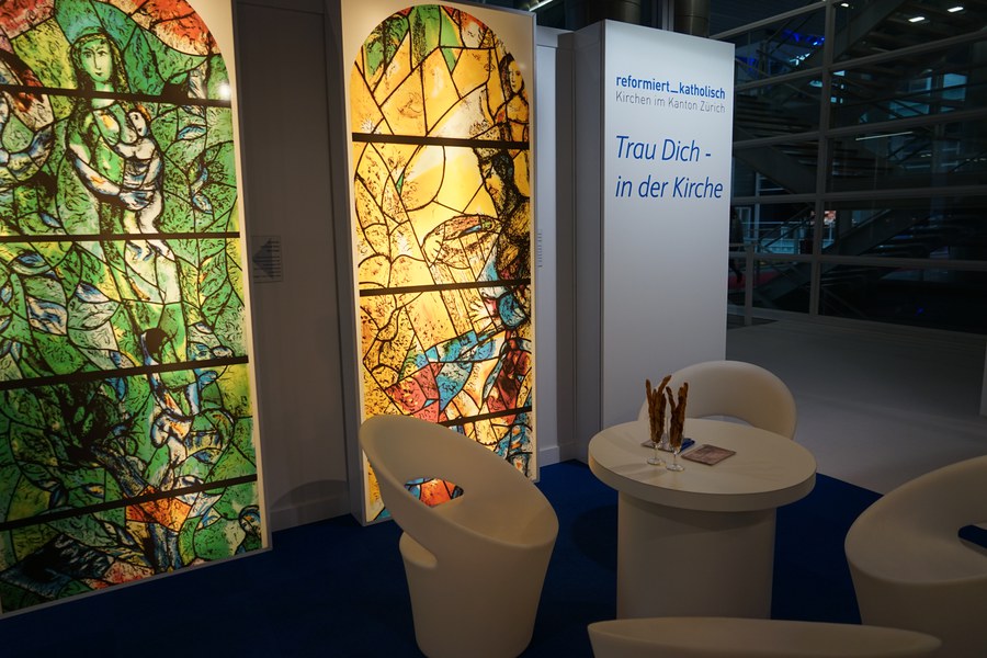 Stand der Kirchen an der Fest- und Hochzeitsmesse