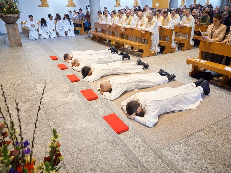 Diakonenweihe in der Kirche Herz-Jesu Zürich Wiedikon.