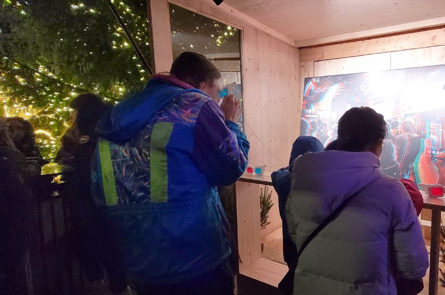 Das 3D-Gemälde weckt Interesse bei Alt und Jung. Bild: Saskia Richter