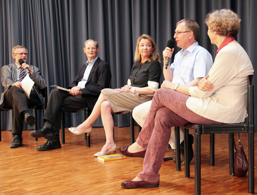 Die ehemalige Nationalrätin Barbara Schmid-Federer, der ehemalige Kirchenratspräsident Michel Müller und Altkirchenrätin Irene Gysel im Gespräch mit dem früheren Grossmünsterpfarrer Christoph Sigrist. Sie diskutieren über das spezielle Gesicht des Zürcher Katholizismus. Foto: Simon Spengler