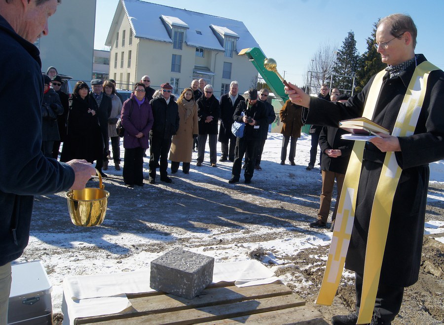 Generalvikar Josef Annen segnet den Grundstein für die neue Mauritiuskirche in Bonstetten. Foto: zVg