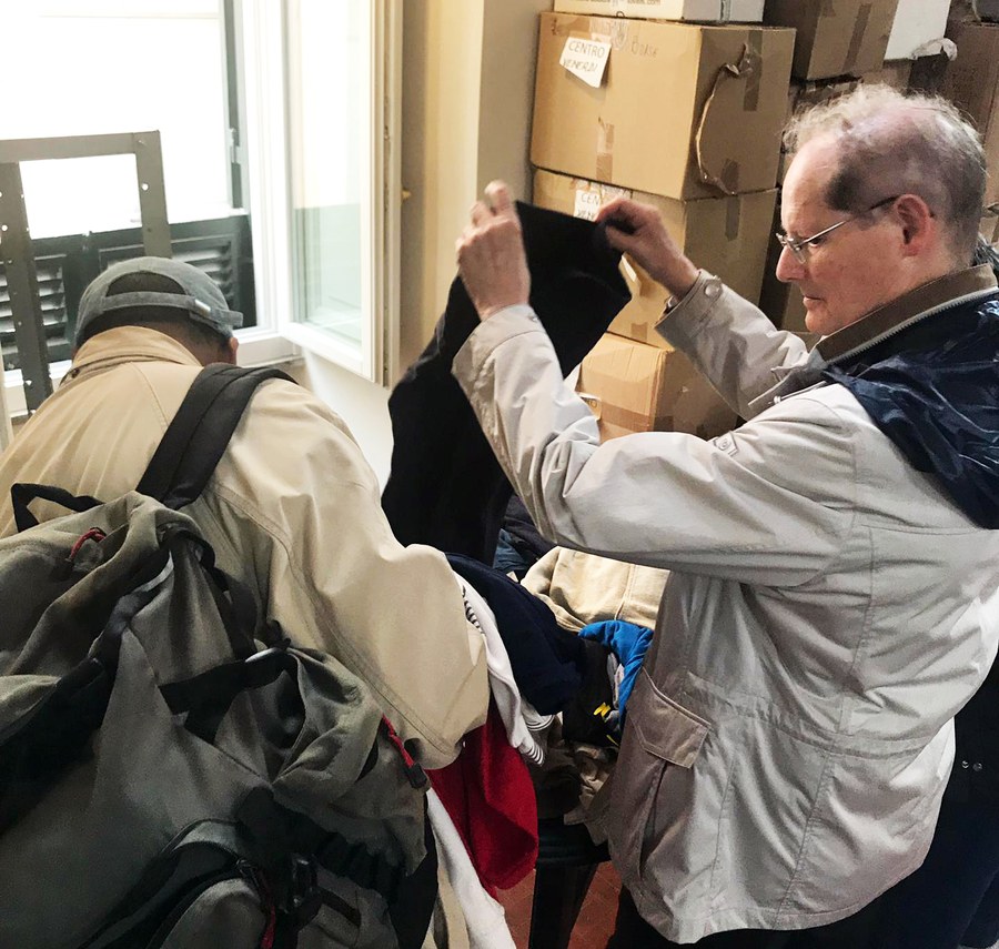 Generalvikar Josef Annen legt in Rom im Sozialzentrum von Sant’Egidio bei einem Aufenthalt des Generalvikariats selbst Hand an und sortiert gebrauchte Kleider für Bedürftige. Foto: zVg