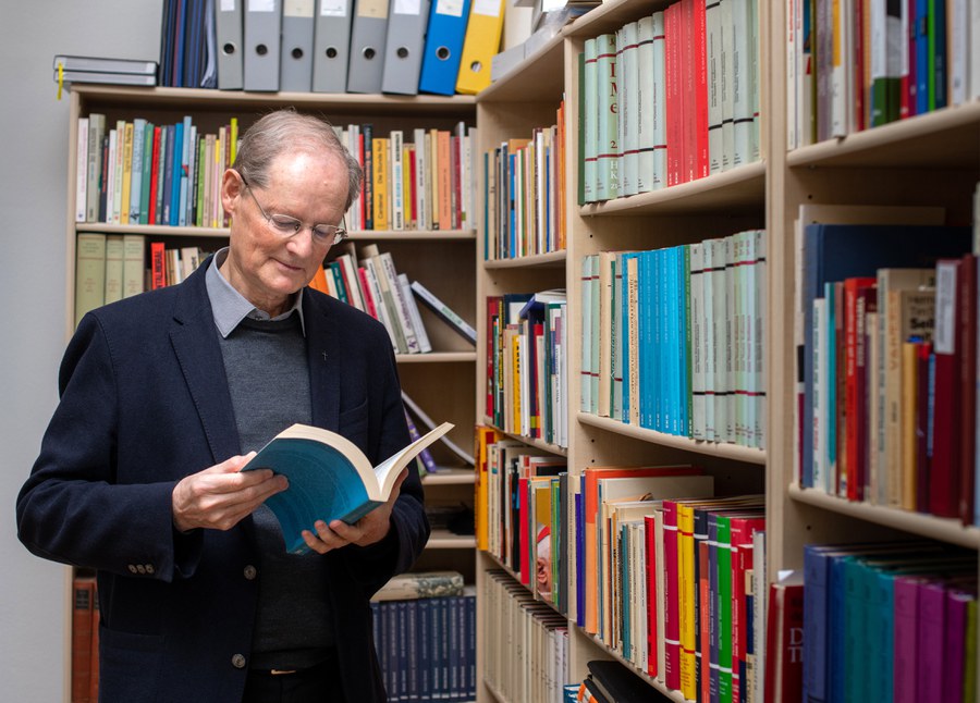 Bücher gehören für ihn zum Alltag. Seelsorge muss für Josef Annen durch theologische Reflektion getragen sein. Foto: zVg