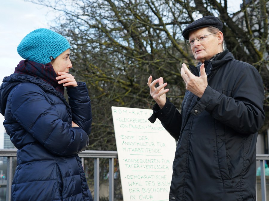 Die frühere Spitalseelsorgerin Veronika Jehle, heute Co-Redaktionsleiterin Forum Magazin, demonstriert am Central zur Gleichberechtigung von Frauen und Männern in der Kirche. Josef Annen stellt sich der Diskussion. Foto: Arnold Landtwing