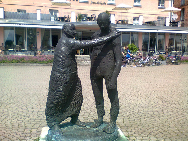 Statue am Hafen von Waren (Müritz) Vater umarmt Sohn