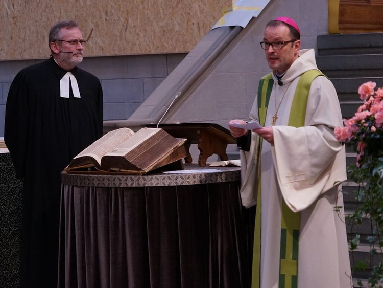 Abt Urban Federer und Pfarrer Christoph Sigrist bei der Dialogpredigt im Grossmünster. Foto: Simon Spengler
