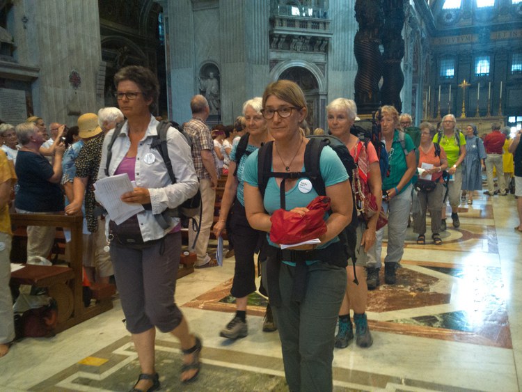 Auszug aus dem Petersdom_FOTO_Kirche mit*den Frauen