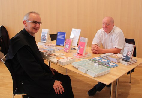 Alt-Abt Martin Werlen im Gespräch mit Buchhändler Bernd Strobel_FOTO_Arnold Landtwing
