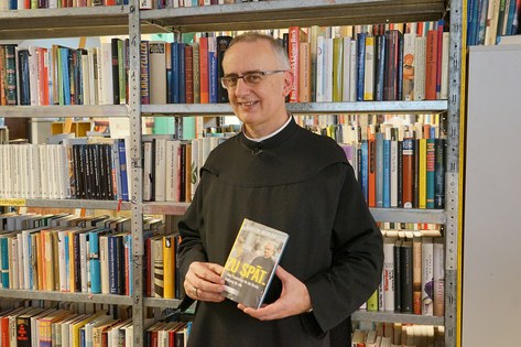 Alt-Abt Martin Werlen präsentiert sein neues Buch "Zu spät"