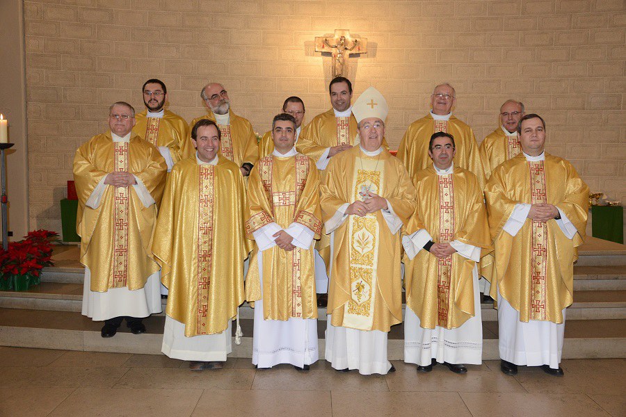 Bischof JorgeOrtiga (mitte) mit dem neuen ständigen Diakon Paulo Costa (links von ihm) sowie konzelebrierenden Priestern_FOTO_Adelino Sà