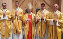 Bischof Vitus Huonder mit vier neugeweihten Priestern