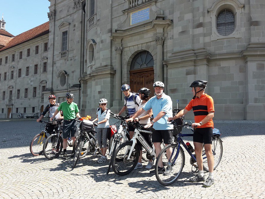 Sonniger Tag - frische Brise: Ideale Bedingungen, um mit dem Bike pedalend von Zürich nach Einsiedeln zu pilgern_FOTO_Rudolf Vögele