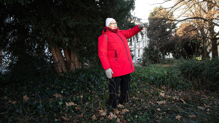 Während einer Stadtführung auf den Spuren ihrer Obdachlosigkeit: Das Gebüsch bot ihr manche Nacht Unterschlupf. Foto: Christoph Wider f02_2026_p04_lilian_senn_eme_chw-47ce733b7de7.jpeg