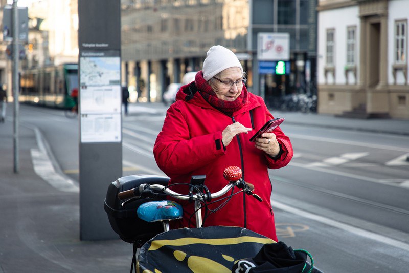 Auf der Gasse leben heisst, gut organisiert sein. Das kommt Lilian Senn auch bei den Stadtführungen zugute. Foto: Christoph Wider f02_2026_p07_1_lilian_senn_eme_chw-e8a2c0fdef7e.jpeg