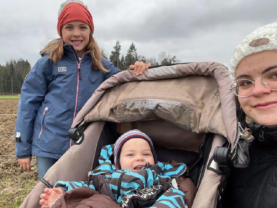 Anaïs beim Spaziergang mit ihren Schützlingen. Bild: zVg