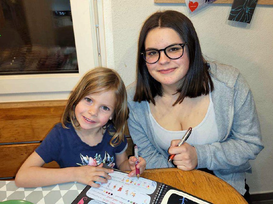 Au-pair Anaïs mit einem ihrer drei Schützlinge. Bild: zVg