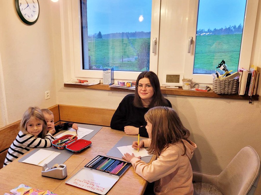 Au-pair Anaïs beim Malen mit den drei Kindern der Familie Hänni. Bild: zVg