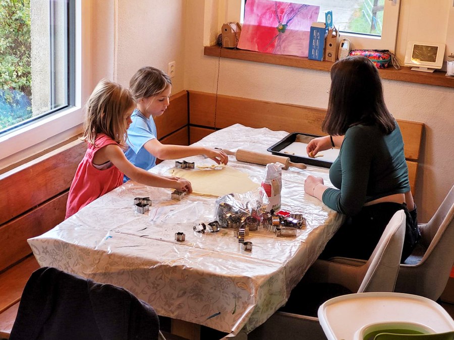 Anaïs mit zwei der drei Hänni-Kinder beim Backen. Bild: zVg