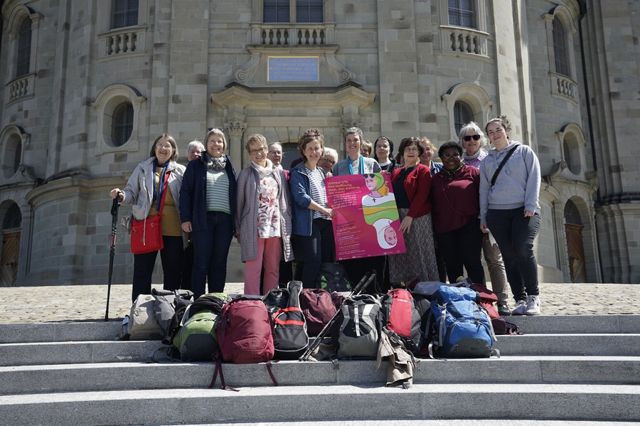 Kleines Fotoshooting der Frauen-Pilgergruppe aus Magdeburg vor der Klosterkirche Einsiedeln. Fotos: Magdalena Thiele