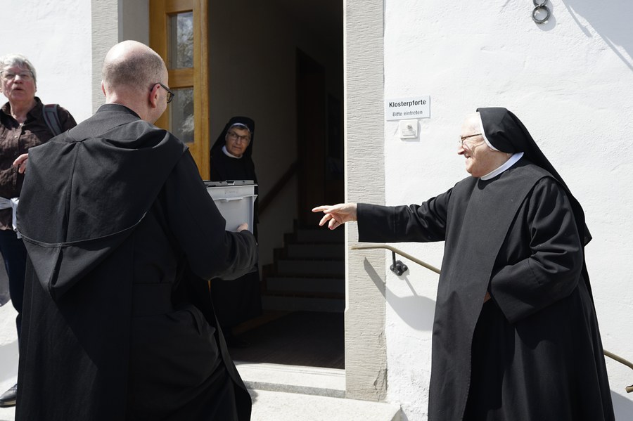 Die Nonnen freuen sich auf den Besuch aus dem benachbarten Kloster.