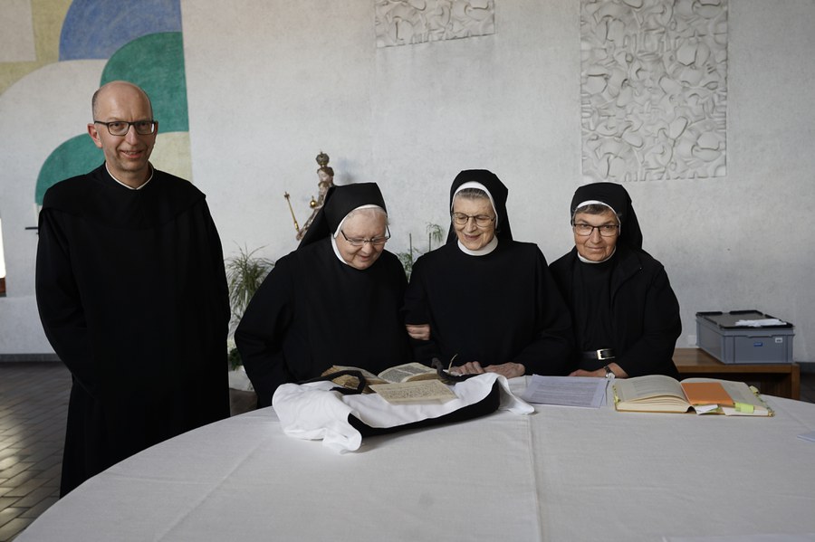 Die Benediktinerinnen freuen sich über die Möglichkeit, das Buch zu sehen.