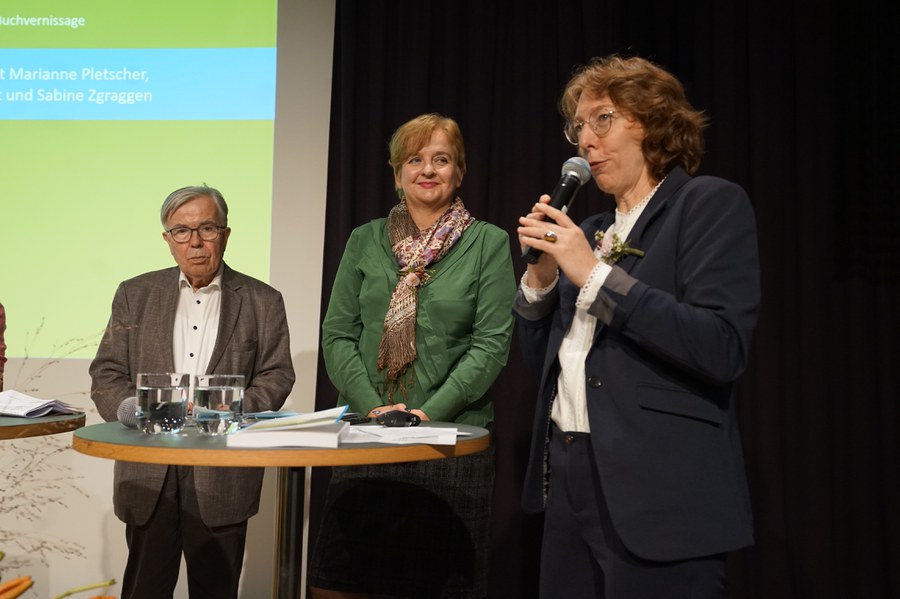 Als Gesprächsgast begrüsste Moderatorin Veronika Bachmann (r.) auch die Leiterin der Katholischen Spital- und Klinikseelsorge Sabine Zgraggen (m).