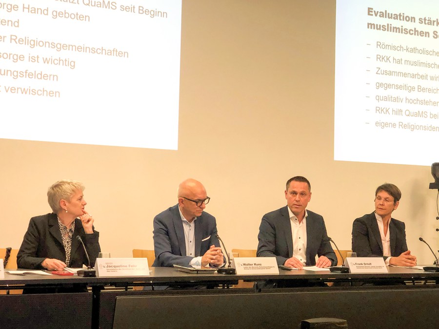 (vl.) Religionsministerin Jacqueline Fehr, Walter Kunz vom Zürcher Unispital, der katholische Bereichsleiter Frank Ortolf und die reformierte Kollegin Christina Huppenbauer unterstreichen an der Medienkonferenz die Bedeutung der muslimischen Seelsorge.