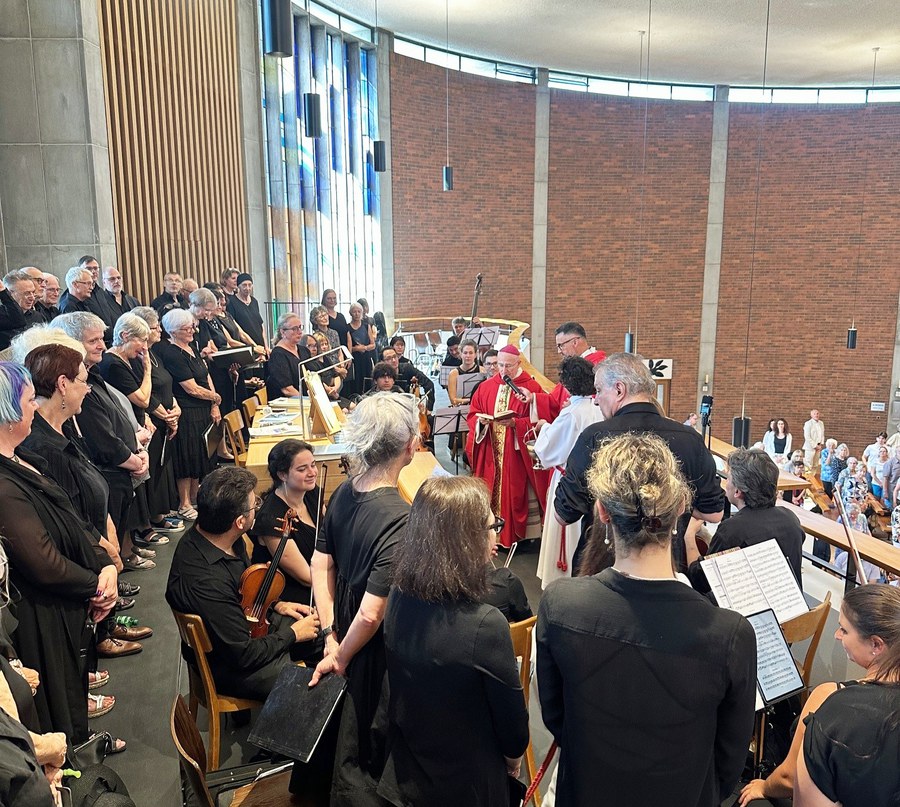 Bischof segnet Orgel_bearbeitet.jpg