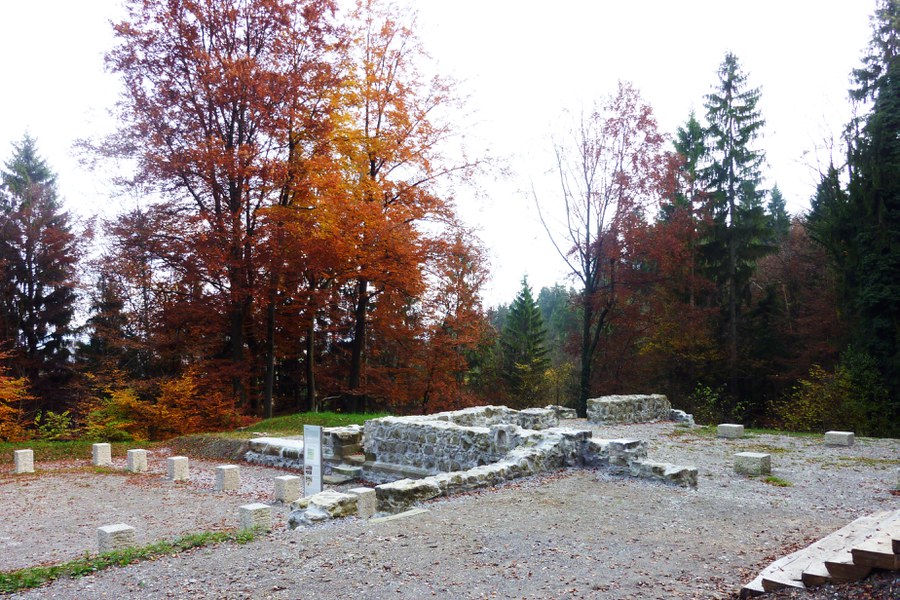 In der Ruine des ehemaligen Klosters auf dem Beerenberg kann man mittig rechts noch gut die einstige Grabstelle des Stiftsgründers Heinrich von Linz erkennen. (Foto: Wikipedia) Beerenberg_Kreuzgang_Konventsgebäude.jpg