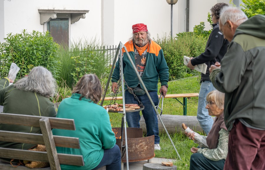 Beim Grillplausch im Pfarrgarten von St. Felix und Regular konnten die Besuchenden den Lebensweisheiten von Bruno lauschen. Foto: Sabine Zgraggen