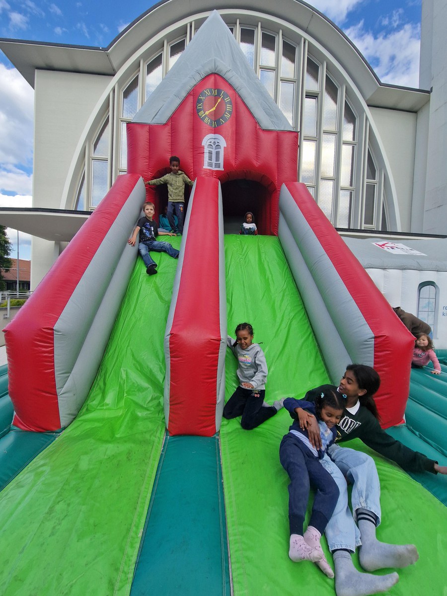 Die Lange Nacht der Kirchen hatte für jeden und jede etwas zu bieten. Die Hüpfkirche in St. Gallus begeisterte die kleinsten Besucher.