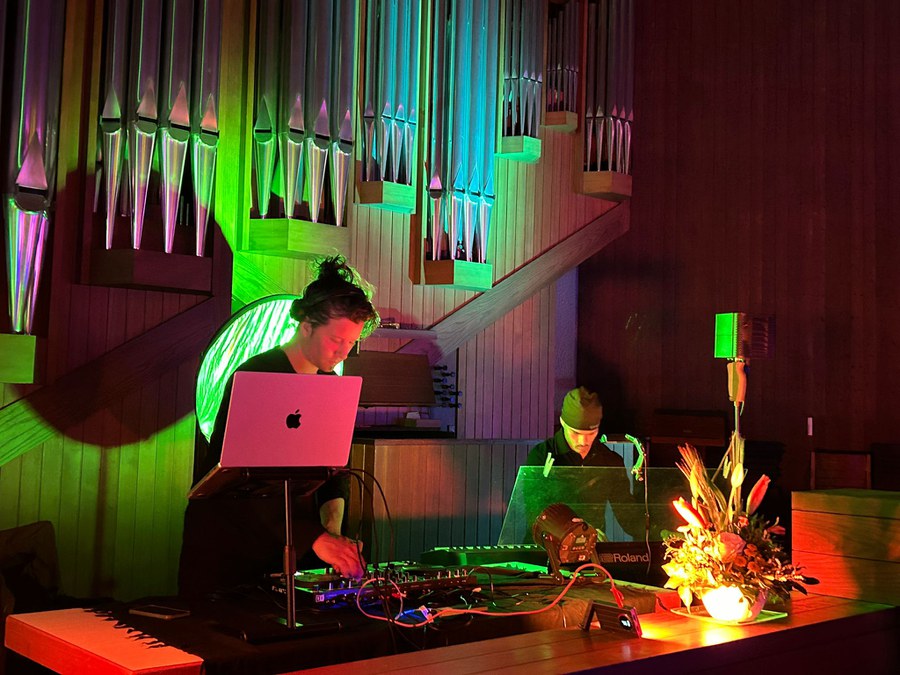 Ein DJ sorgte für die passende Musik zum Eintauchen in eine andere Welt in St. Michael. Foto: Toni Feola