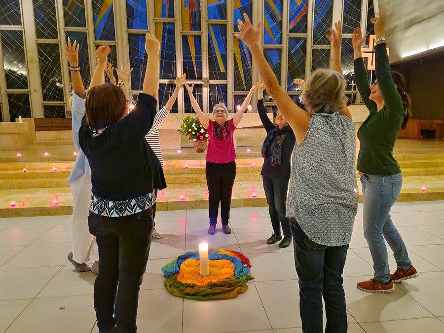 Tanz und Musik hatten an der diesjährigen Langen Nacht der Kirchen eine zentrale Rolle. In St. Gallus fanden Teilnehmende beim Meditativer Tanz im Kerzenlicht ganz in ihre Mitte.