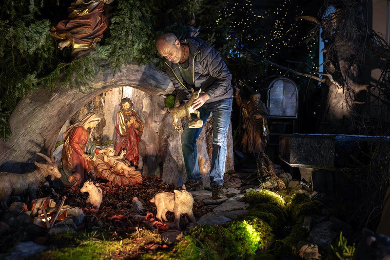 Rolf Böni bei den letzten Details der Ammler Krippe 2024. Foto: Manuela Matt f12_2025_p01_ammler-krippe1_2024_ManuelaMatt_bl-e8a2c0fdef7e.jpeg
