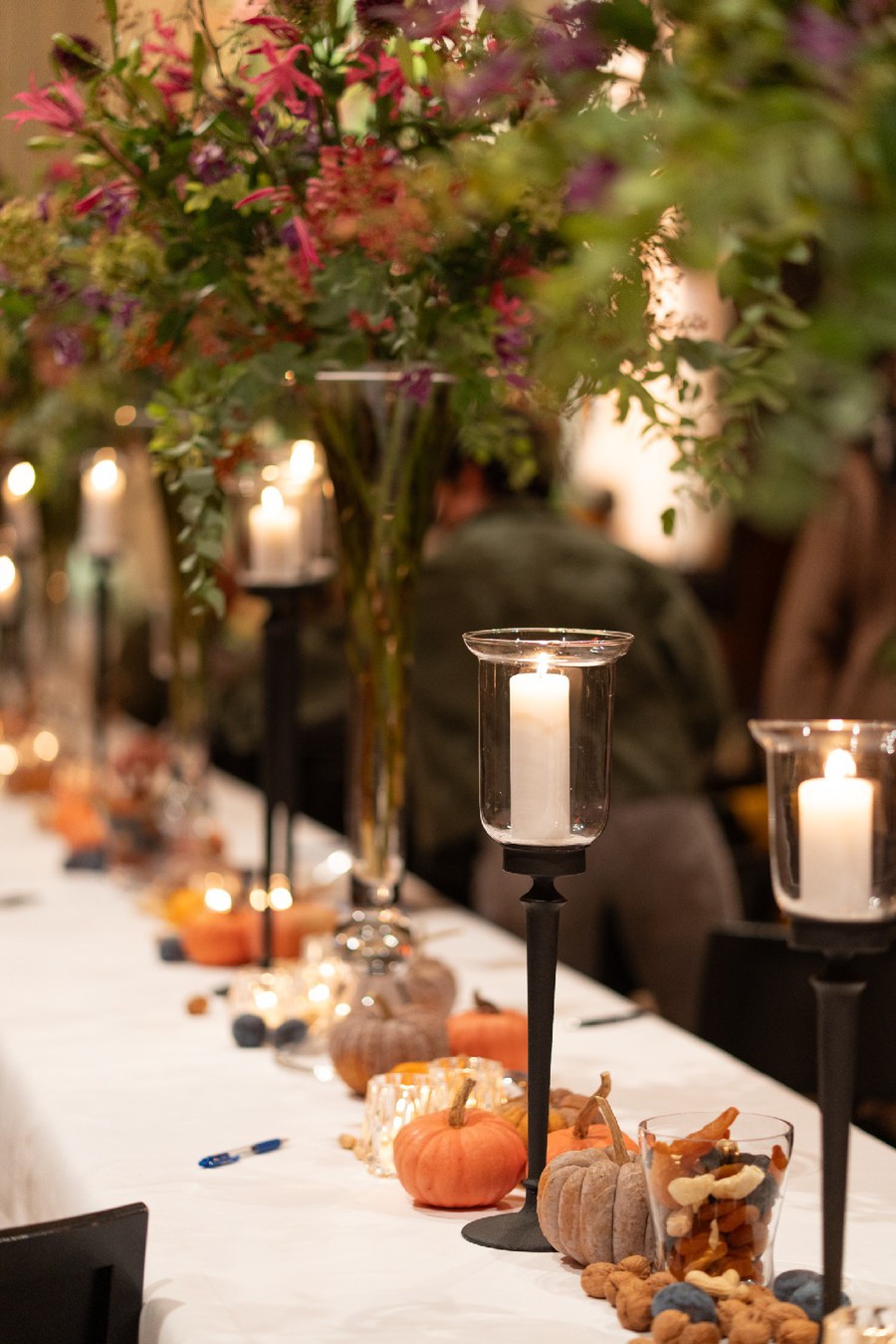 Ein festlich gedeckter Tisch lädt zum Erntedankfest ein. Foto: Michael Panevin