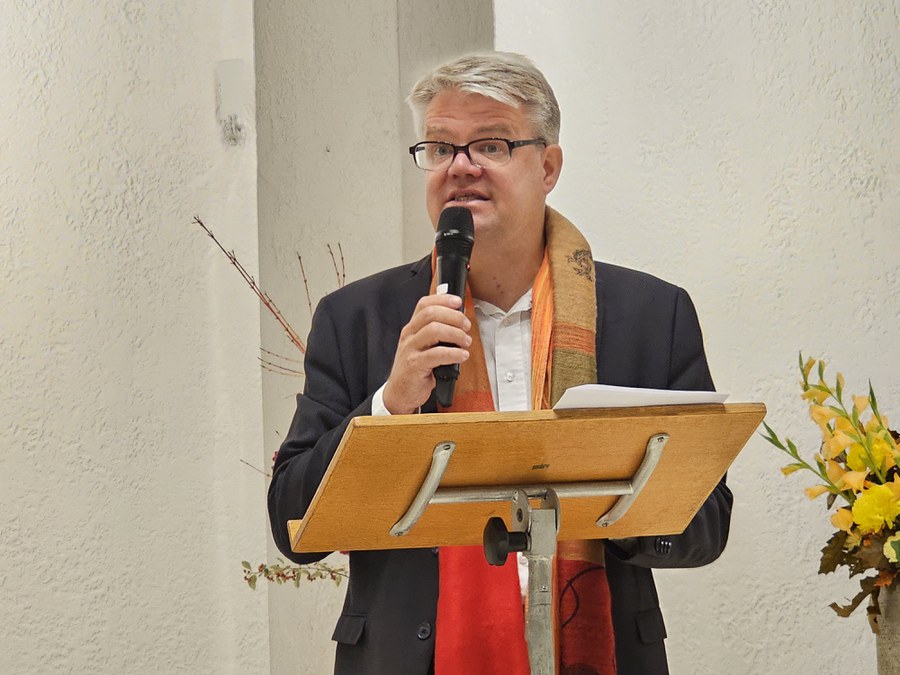 Synodalrat Tobias Grimbacher begrüsst die Teilnehmenden an der Buchvernissage. Fotos: Sibylle Ratz