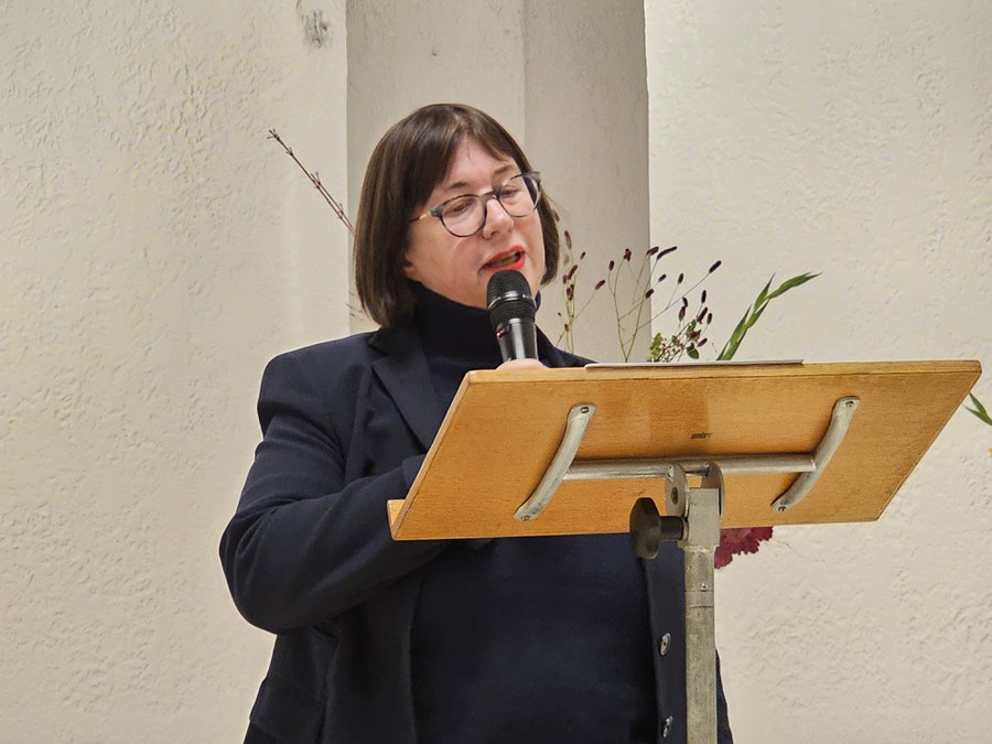 Kantonsrätin Judith Stofer beteiligte sich an der Podiumsdiskussion und trug davor ihre Gedanken zum Thema Kirchenräume vor.