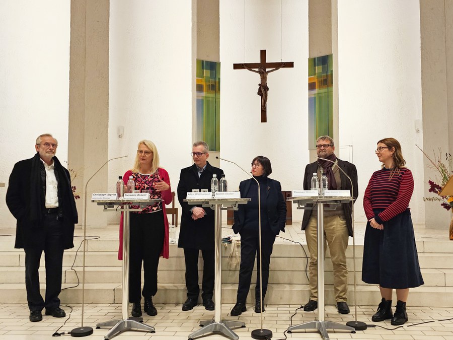 Podiumsteilnehmende in der Kirche Bruder Klaus (v.l.n.r.): Christoph Sigrist, Susanne Brauer, Alex Wohlwend, Judith Stofer, Thomas Münch, Ann-Katrin Gässlein.