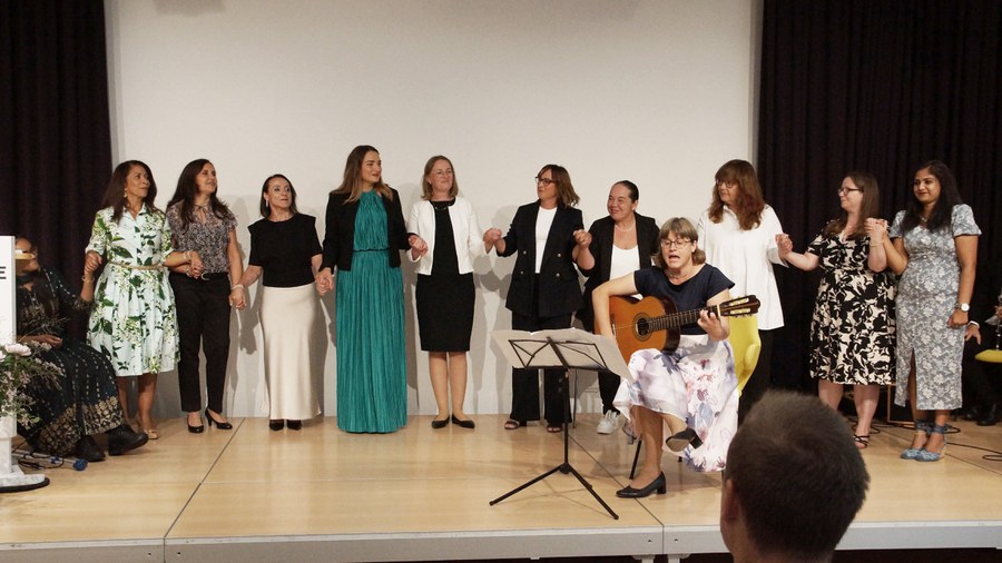 Gruppe singend2.jpg Gruppe singend2.jpg