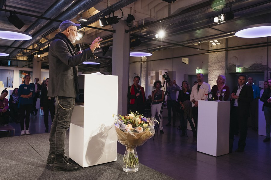 Festredner Klaus Petrus betont die Bedeutung radikaler Menschlichkeit. Foto: Gina Held