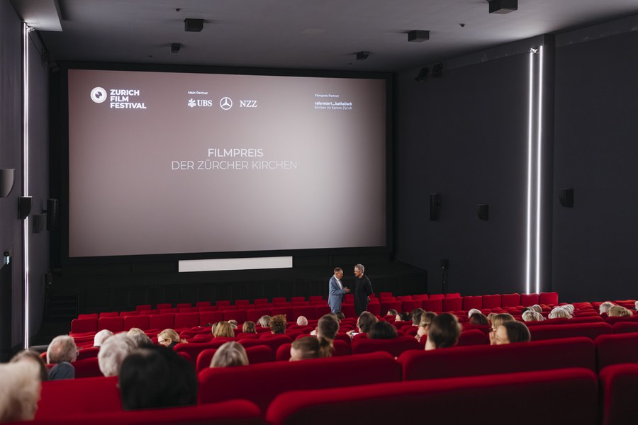 Der volle Kinosaal wartet gespannt auf die Vorführung von Namir Abdel Messeehs berührendem Dokumentarfilm «La vie après Siham». Foto: Gina Held