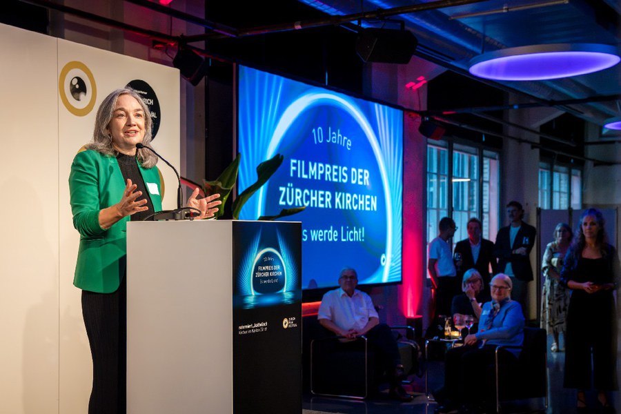Kirchenratspräsidentin Esther Straub spannte in ihrer Ansprache den Bogen von Martin Scorsese bis zur Geschichte vom «Anegnaglete». Foto: Aniela Lea Schafroth