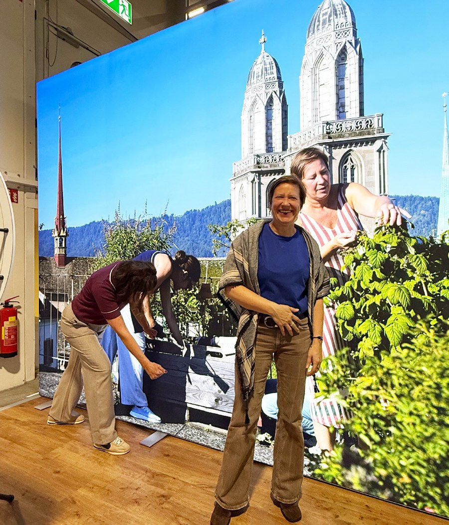 Die beiden Protagonistinnen auf der Messewand im realen Leben. Foto: Reformierte Kirche Kanton Zürich