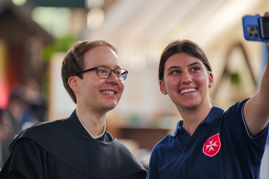 Bilder gemeinsam mit den Ordensleuten waren beliebt. Hier mit dem Initianten des Klostermarkts, Pater Thomas Fässler aus dem Kloster Einsiedeln. Foto: Nikolai Püllen