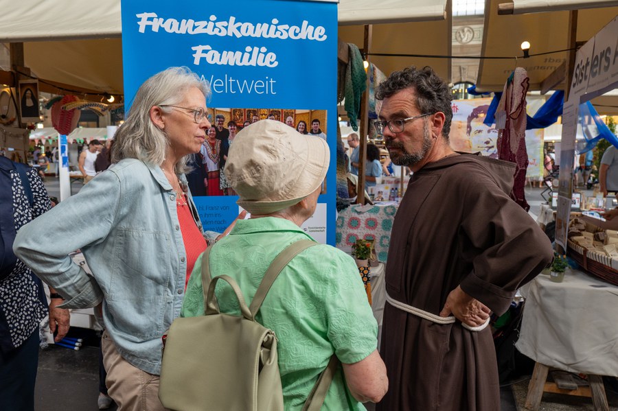 Der Klostermarkt bot zahlreiche Möglichkeiten, um mit den Ordensleuten ins Gespräch zu kommen. Foto: Nikolai Püllen