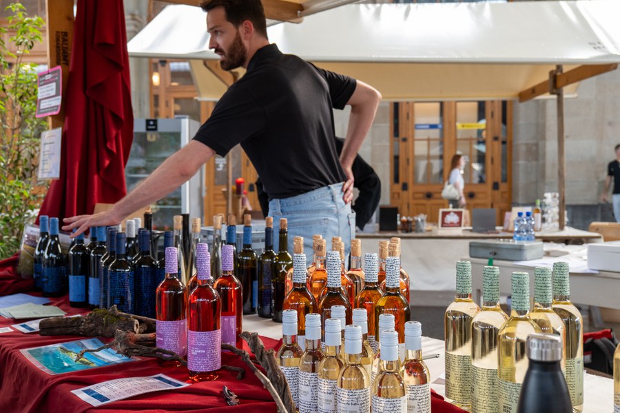 Kühler Wein ging in diesem Jahr aufgrund des heissen Wetters besser als der Verkauf von Kerzen. Foto: Nikolai Püllen
