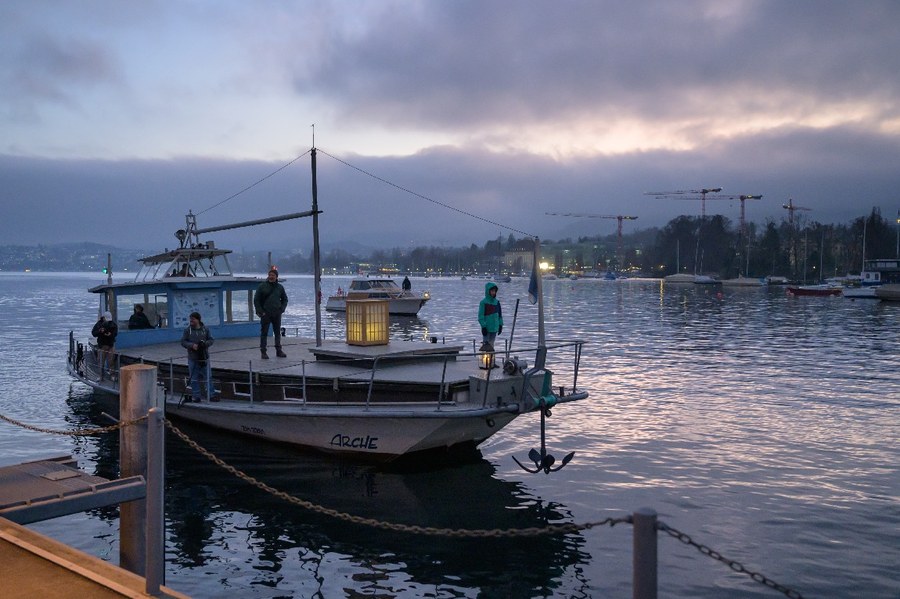 Ankunft des Friedenslichts mit dem Boot am Bürkliplatz. Bild: Christian Reding