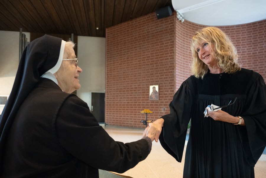 Pfarrerin Renate Hauser begrüsst Schwester Maria Esther, eine der letzten Ordensfrauen, die hier wirkten.